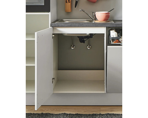 Cuisine avec meuble sous-évier ouvert et évier