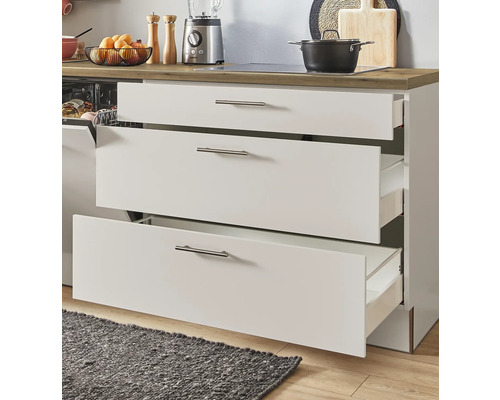 Meuble bas de cuisine avec trois tiroirs ouverts.