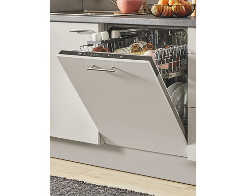 Lave-vaisselle ouvert dans une kitchenette