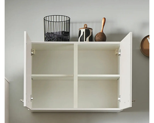 Armoire murale ouverte avec quatre compartiments de rangement