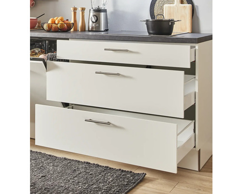 Cuisine équipée avec tiroirs ouverts pour le rangement