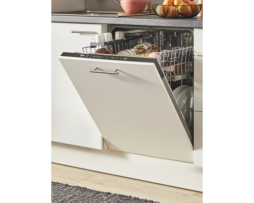 Lave-vaisselle intégré avec porte ouverte dans une cuisine