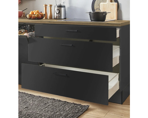 Meuble bas de cuisine avec tiroirs ouverts et plateau en bois