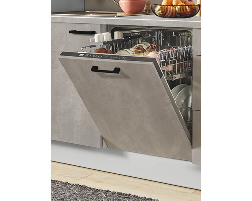 Offener Geschirrspüler in einer Küchenzeile