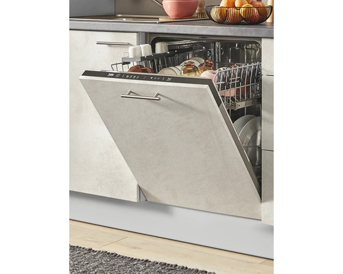 Lave-vaisselle semi-intégré avec couvercle ouvert dans un bloc de cuisine.