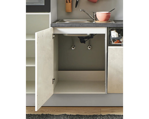 Cuisine équipée avec porte ouverte sur l''armoire de l''évier