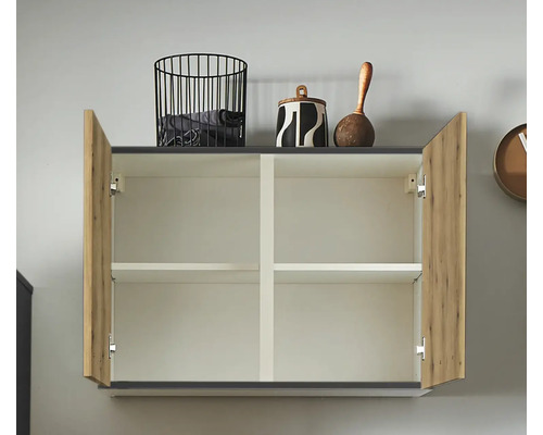 Armoire murale avec deux portes ouvertes et deux étagères