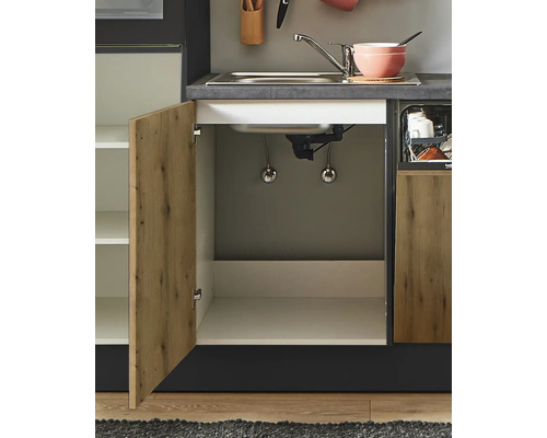 Cuisine avec porte d''armoire ouverte et évier