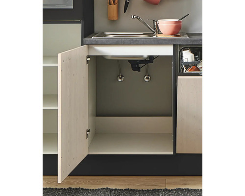 Cuisine équipée avec porte d''armoire ouverte sous l''évier