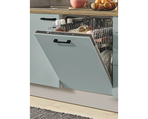 Lave-vaisselle ouvert dans une cuisine avec de la vaisselle