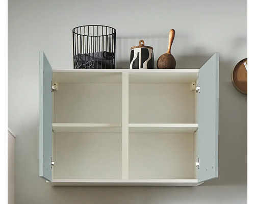 Armoire murale avec portes ouvertes et deux étagères de rangement