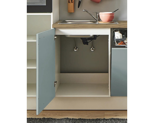 Cuisine linéaire avec évier, armoire ouverte et lave-vaisselle pour la planification de la cuisine