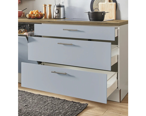 Küchenszene mit offenen Schubladen in einer Küchenzeile.