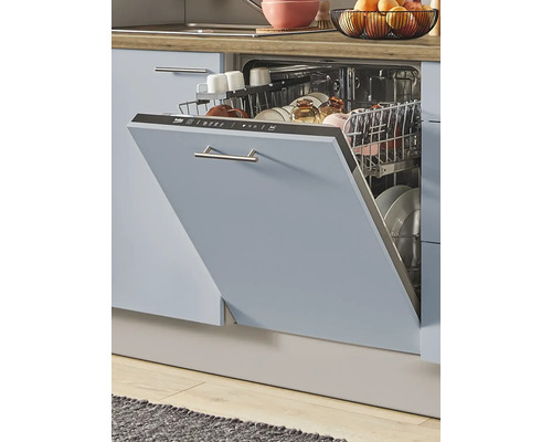 Geöffneter Geschirrspüler in einer Küche