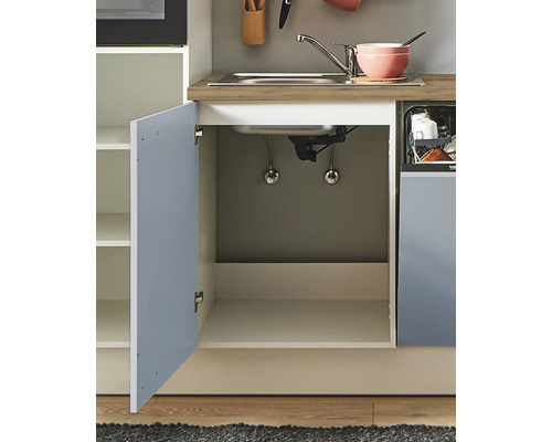 Offene Küchenzeile mit Spüle, Armatur und offenem Unterschrank