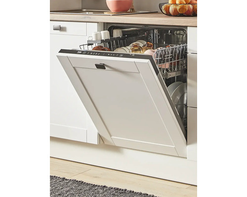 Lave-vaisselle ouvert dans une cuisine avec de la vaisselle