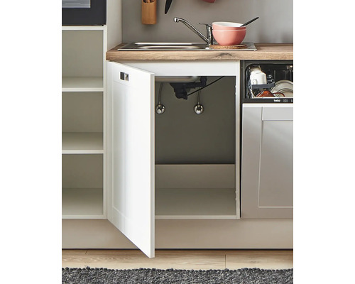 Cuisine équipée avec évier, armoire ouverte et lave-vaisselle pour une conception de cuisine claire et fonctionnelle