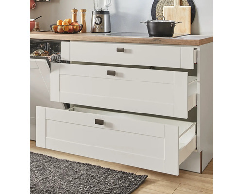 Küchenunterschrank mit offenen Schubladen in einer hellen Küche.