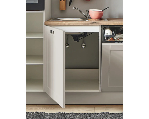 Küchenzeile mit Spüle, Armatur, Geschirrspüler und offenem Unterschrank