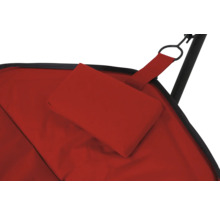 Gros plan d''un fauteuil suspendu avec coussin rouge et cadre noir.
