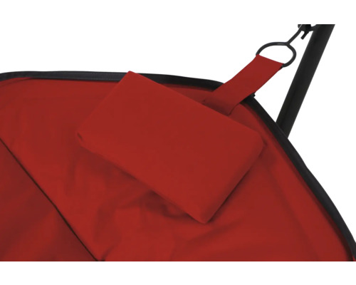 Gros plan d''un fauteuil suspendu avec coussin rouge et cadre noir.