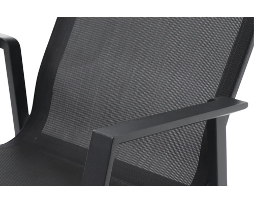 Detailansicht eines Bürostuhls mit Armlehne und Netzrückenlehne.