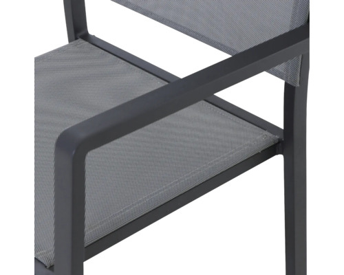 Vue détaillée d''une chaise de jardin avec cadre en aluminium et revêtement textile
