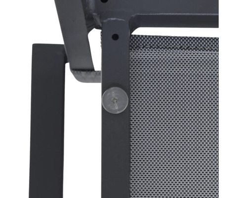 Vue détaillée d''un meuble de jardin avec cadre en métal et revêtement en tissu