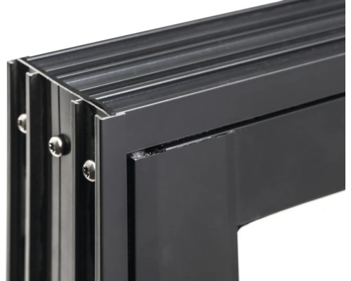 Detailaufnahme eines Fensterrahmens aus Aluminium