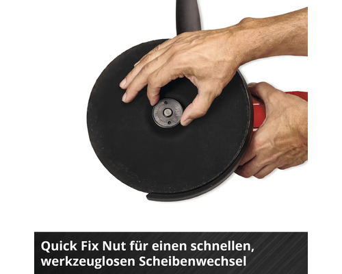 Die Hände einer Person befestigen eine Schnellspannmutter an einem Winkelschleifer.