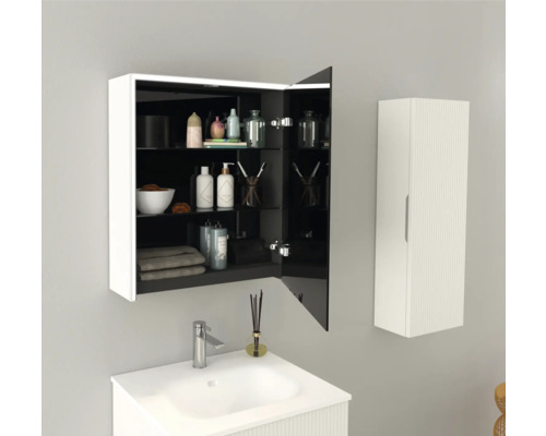 Badezimmer mit offenem Spiegelschrank, Waschbecken und Hängeschrank für eine helle und organisierte Atmosphäre.