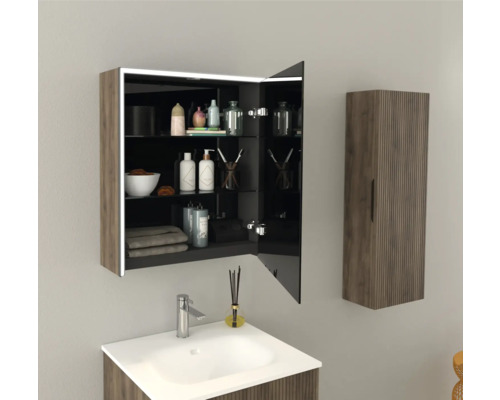 Vue de salle de bains avec lavabo, armoire de toilette avec porte ouverte et armoire suspendue supplémentaire.