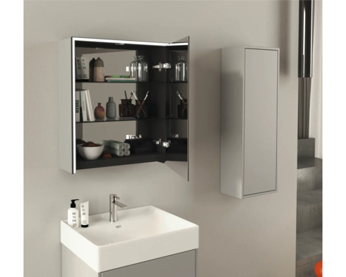 Salle de bains avec meuble sous-lavabo, lavabo, armoire de toilette et armoire haute