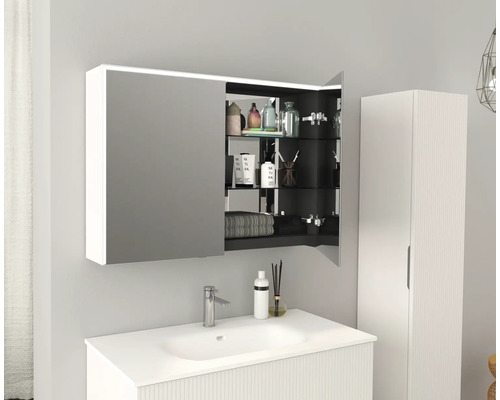 Aménagement de salle de bains avec lavabo, armoire de toilette et armoire haute pour une ambiance organisée