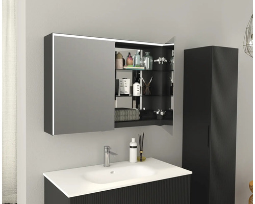 Salle de bains avec lavabo, armoire de toilette éclairée et armoire haute