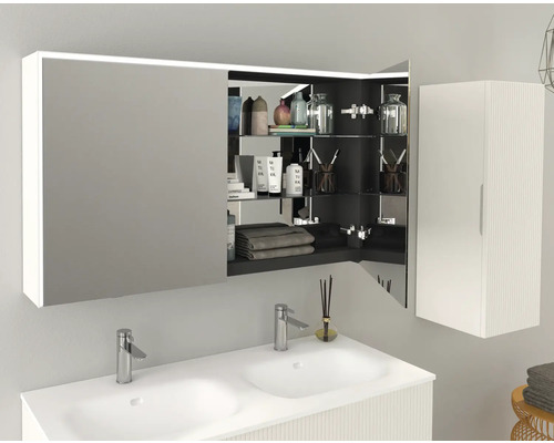 Salle de bains avec lavabo, miroir et armoire