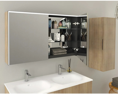 Salle de bains avec double vasque, armoire de toilette et armoire haute aspect bois
