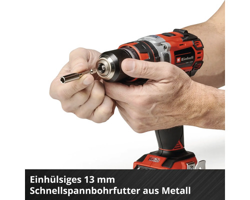 Ein Mann wechselt einen Bohraufsatz an einem Einhell Akku-Bohrschrauber.