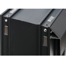 Detailansicht eines Aluminiumprofils mit Magneten und Schraubenlöchern