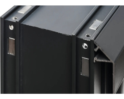 Detailansicht eines schwarzen Aluminiumprofils mit Schraubenlöchern und Magneten