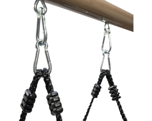 Suspension d''un hamac avec mousquetons et corde