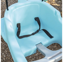 Nahaufnahme einer Kinderschaukel mit Sicherheitsgurt