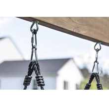 Schaukelbefestigung mit Karabinerhaken an einem Holzbalken