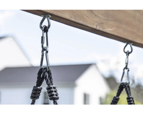 Fixation de balançoire avec mousquetons sur une poutre en bois