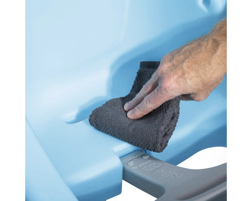 Nettoyage d''une piscine avec un chiffon