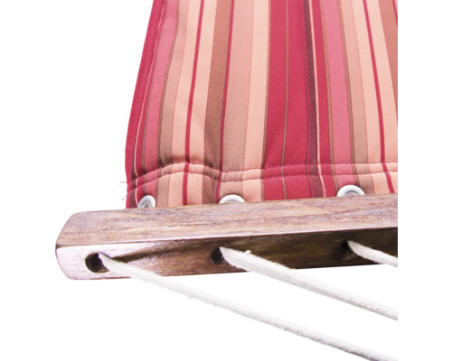 Détail d''un hamac rayé en tissu avec cadre en bois et cordes de suspension