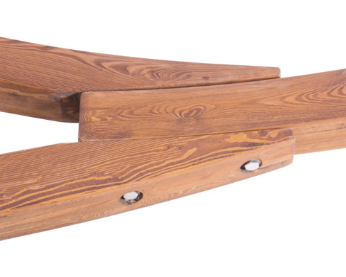 Vue détaillée de pièces de bois reliées avec grain et éléments de fixation