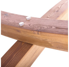 Vue détaillée d''une construction en bois avec des vis