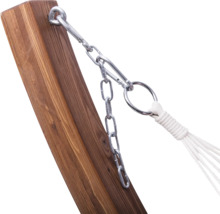 Détail d''un hamac avec cadre en bois et suspension à chaîne