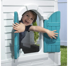 Garçon regardant par la fenêtre d''une maisonnette